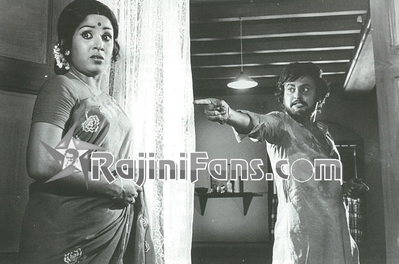 Bhuvana Oru Kelvikuri (1977) photo 1