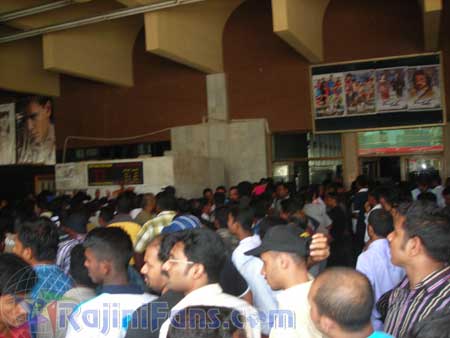 Middle East : Sivaji The Boss Movie FDFS Celebrations