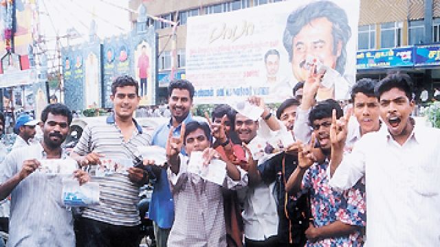 பாபா படம் பார்க்க ரஜினி ரசிகர்கள் தமிழ்நாடு முழுவதும் கட்டுப்படுத்த முடியாத கூட்டம்